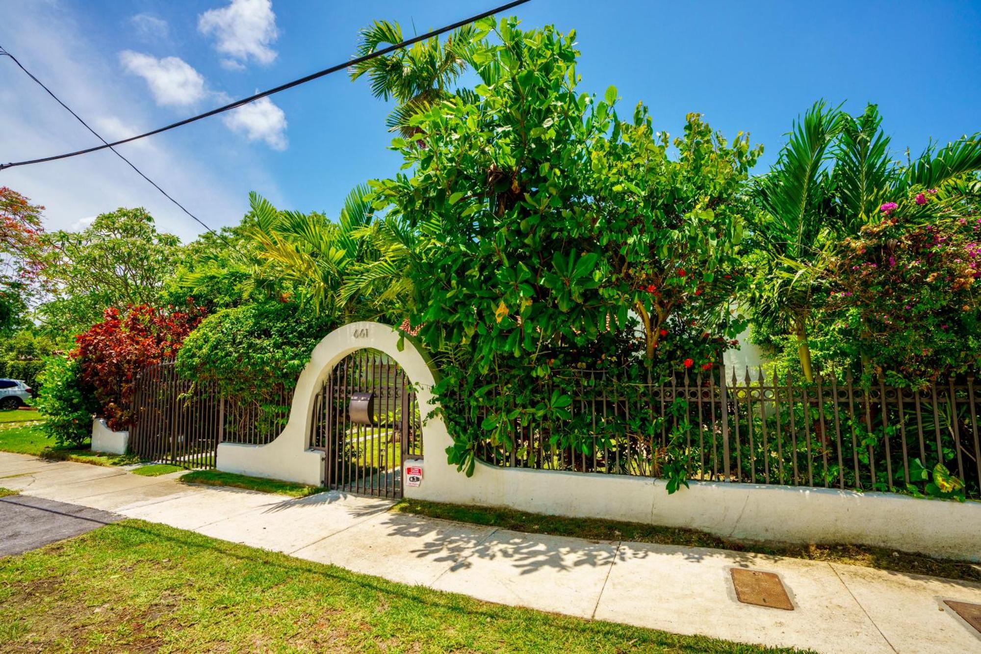 Entire Private Beautiful 2 Bedroom Plus Den House With Gated Front&Back Yard And Free Parking 10Min Drive To Miami Beach Εξωτερικό φωτογραφία